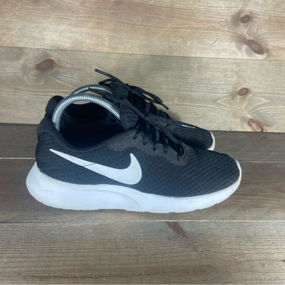 Nike tanjun Womens size 8.5 shoes black white athletic running sneakers - Picture 2 of 8